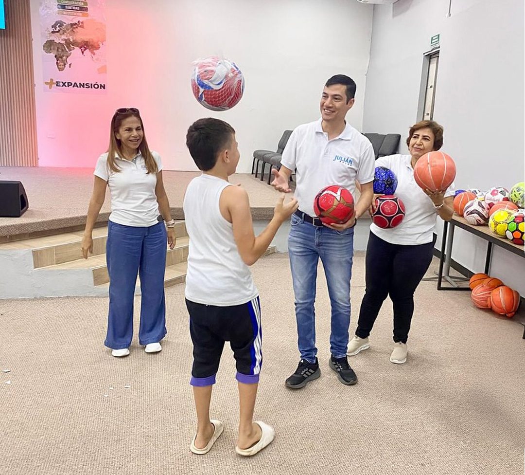 Dona un balón 2024 - actividad realizada en el sector de Colinas beneficiando a los niños y niñas del Centro de Formación Deportiva Príncipe de Paz.